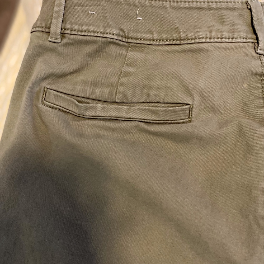 LOFT Olive Green Casual Shorts. SIZE 12, 2 pockets front, 2 stitched in back.EUC - Picture 10 of 14